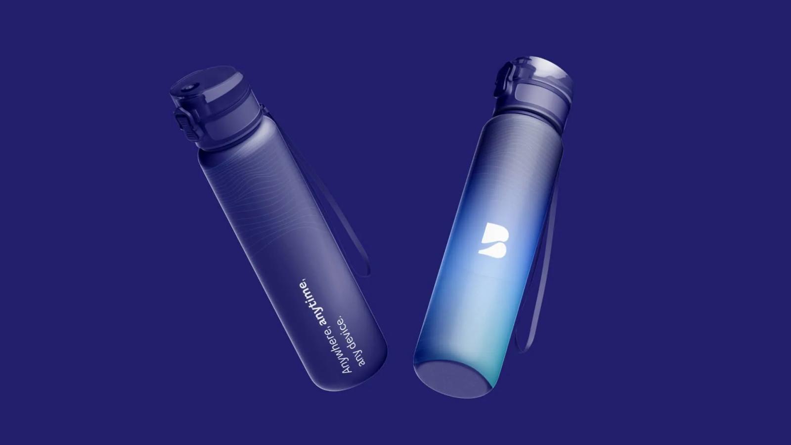Dos botellas deportivas reutilizables con la identidad de Blue Ocean Technologies en degradado azul y cian, mostrando el diseño de ondas, isotipo y el eslogan Anywhere anytime any device