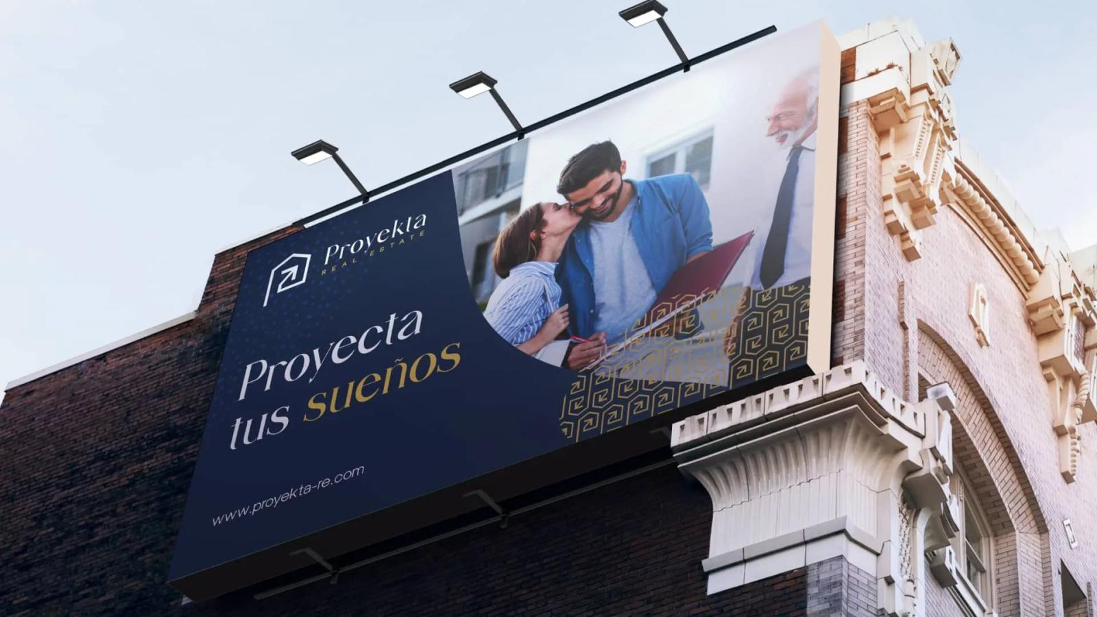 Valla publicitaria exterior instalada en edificio urbano con campaña visual de proyecto inmobiliario