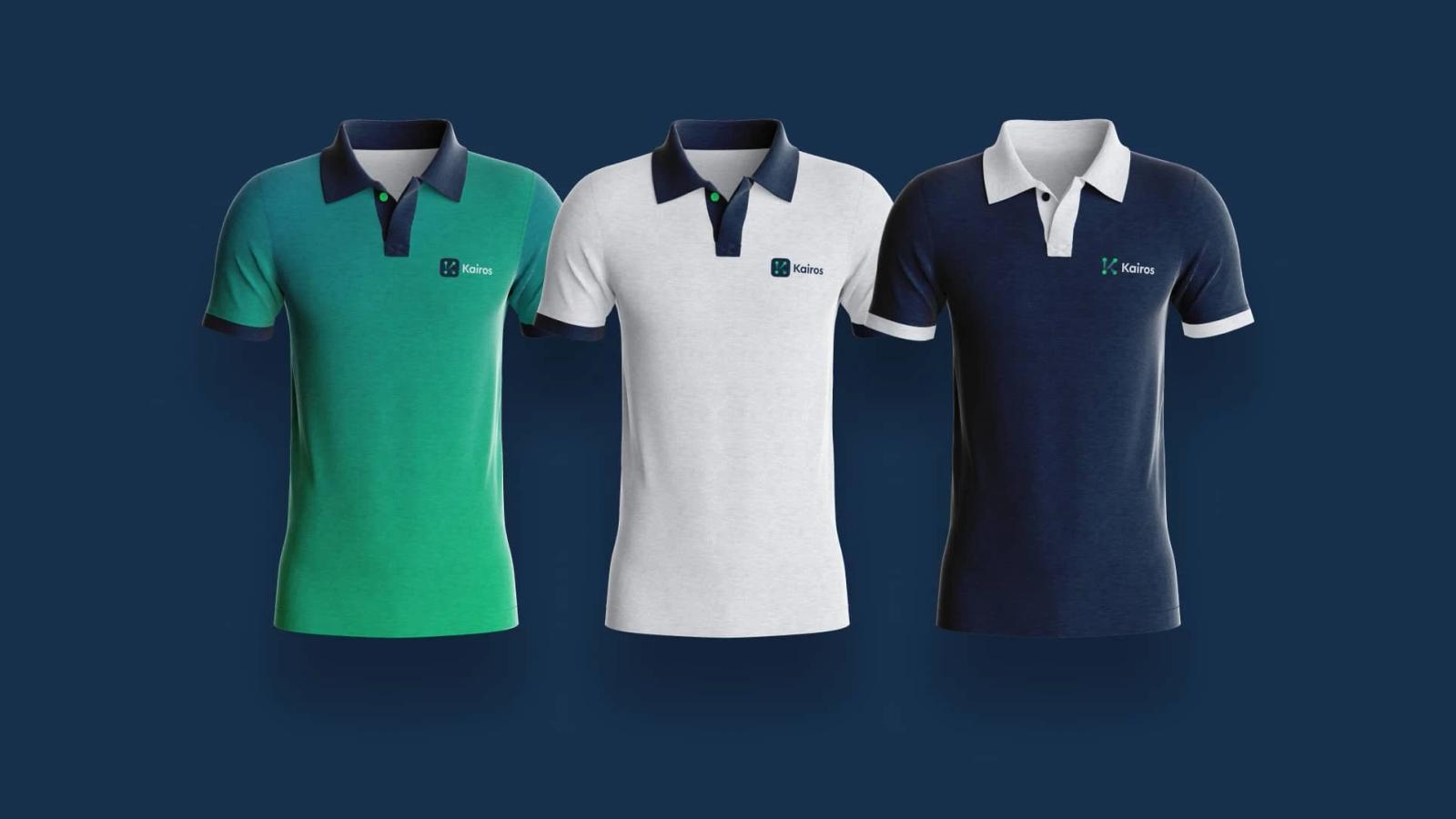 Tres camisetas polo corporativas con logotipo de Kairos en colores verde blanco y azul oscuro con cuellos en contraste sobre fondo azul oscuro