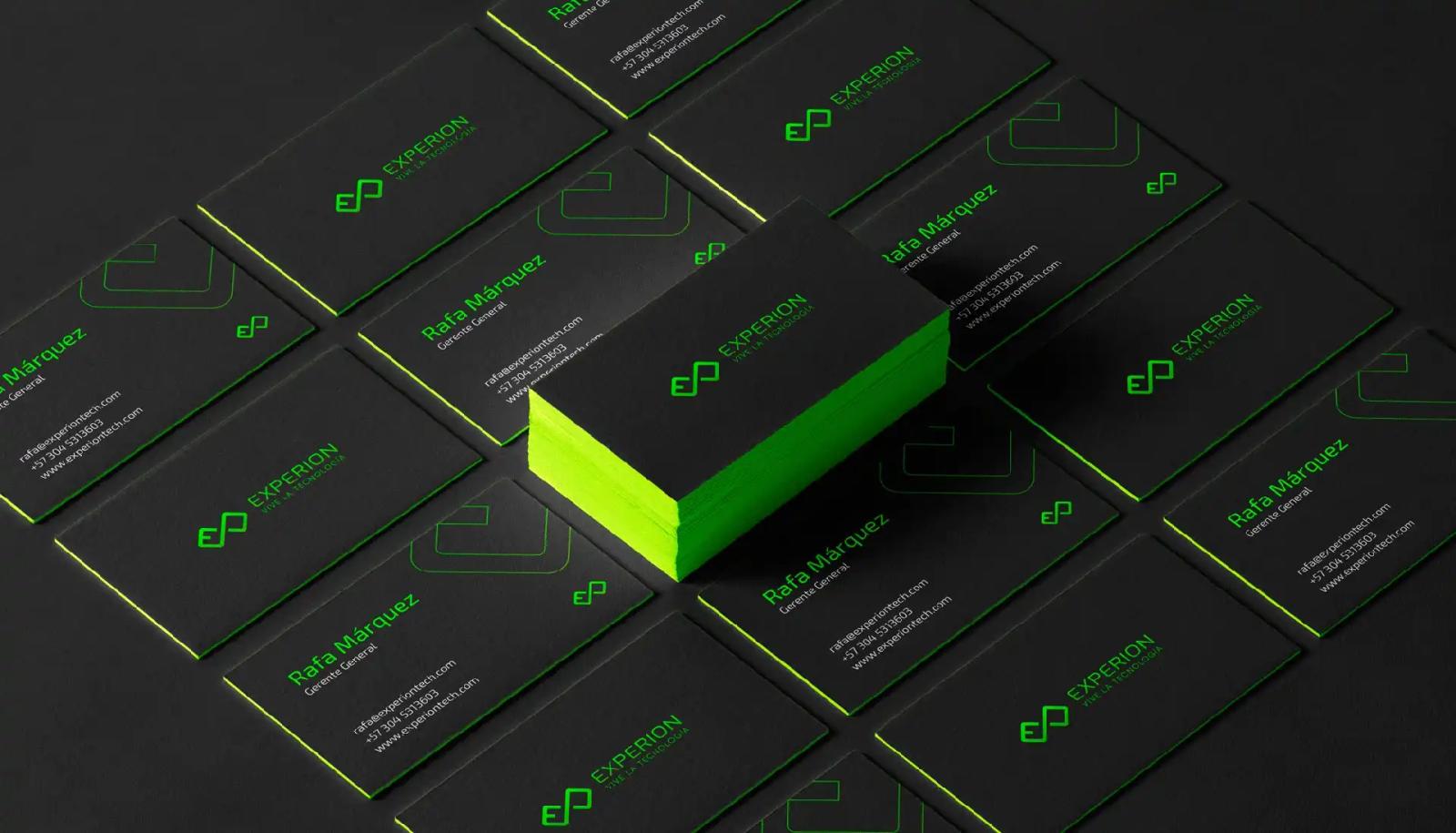 Tarjetas de presentación negras apiladas con detalles gráficos verdes