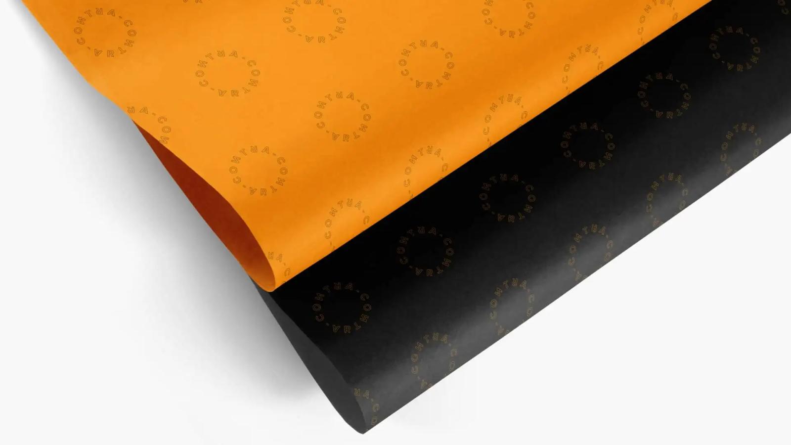 Papeles de marca con logotipo repetido en fondo naranja y negro