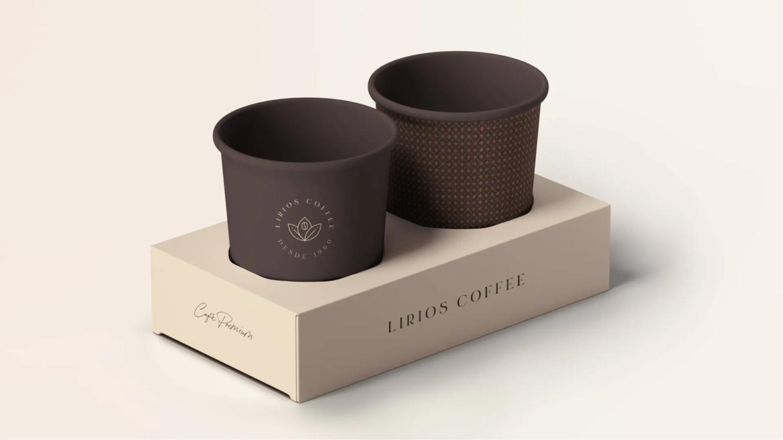 Set de tazas de café sobre base con identidad visual