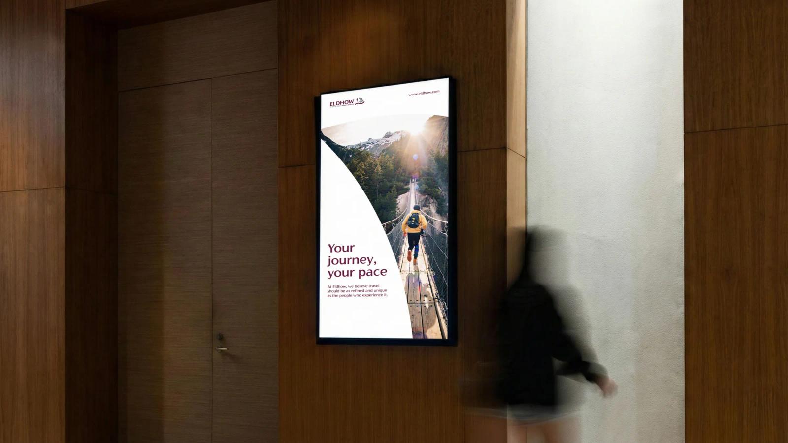 Banner vertical en espacio interior mostrando publicidad de viajes