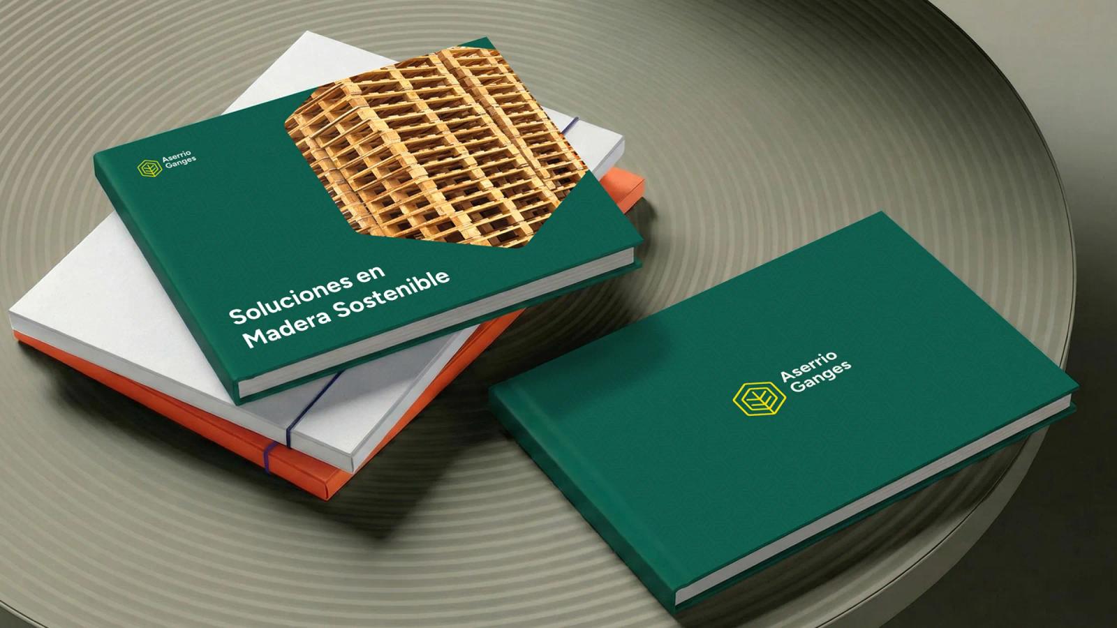 Brochures verdes con diseño de la marca