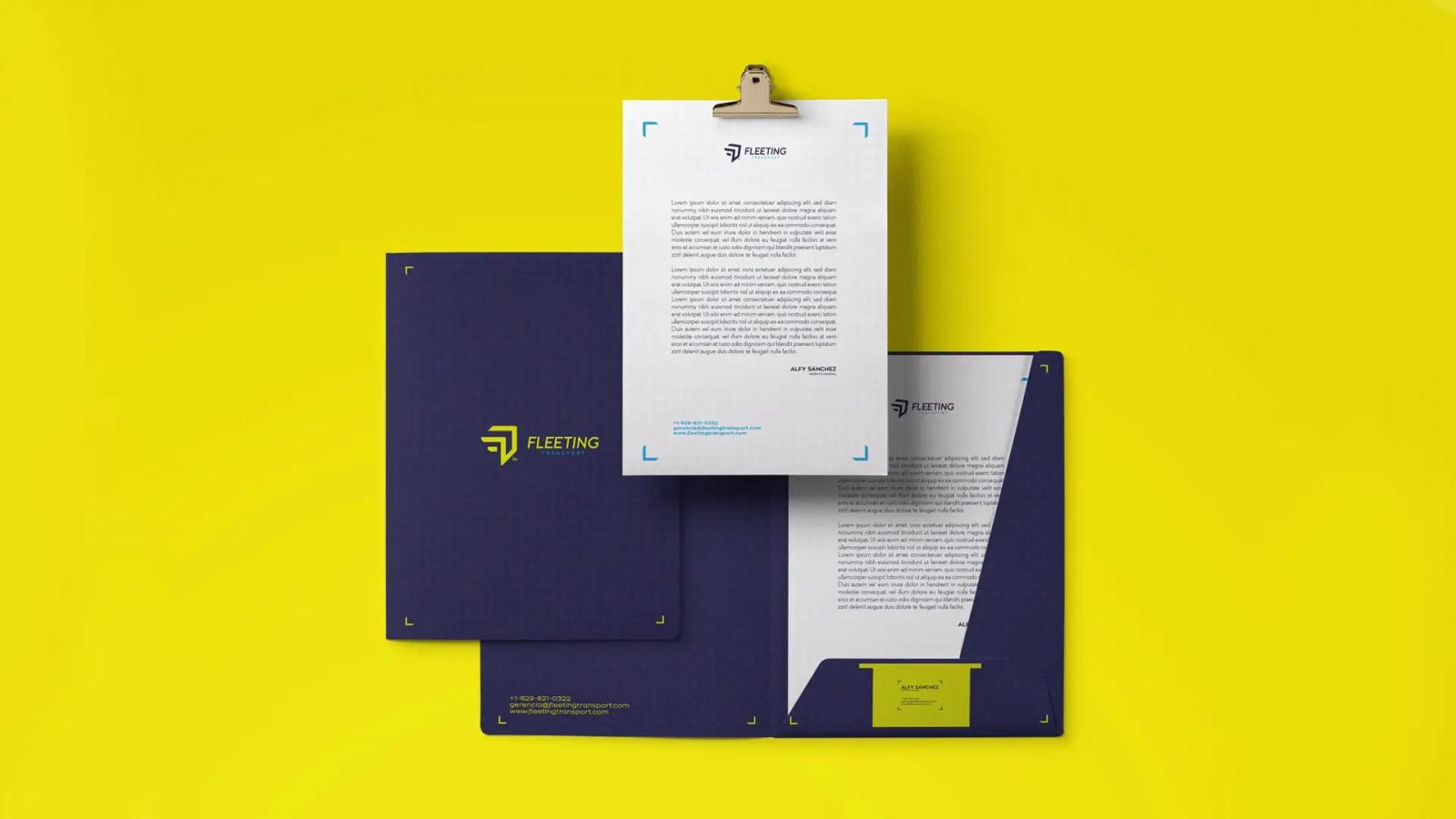 Mockup de papelería corporativa de Fleeting Transport mostrando carpeta azul oscuro hoja membretada y tarjeta de presentación amarilla sobre fondo amarillo vibrante