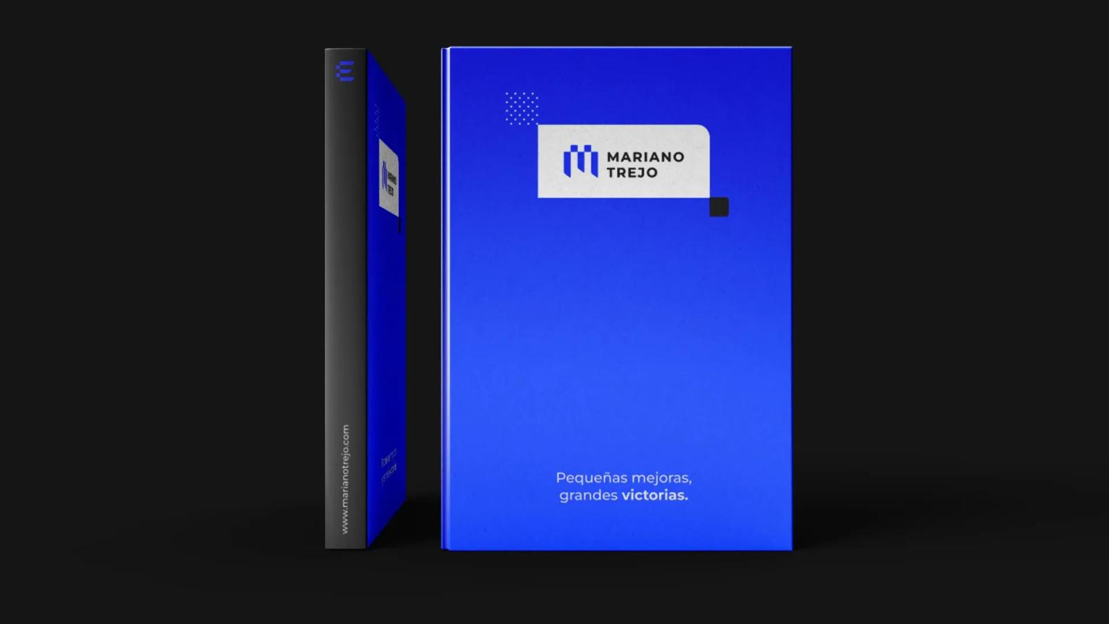 Libreta de marca en color azul con logotipo y diseño minimalista