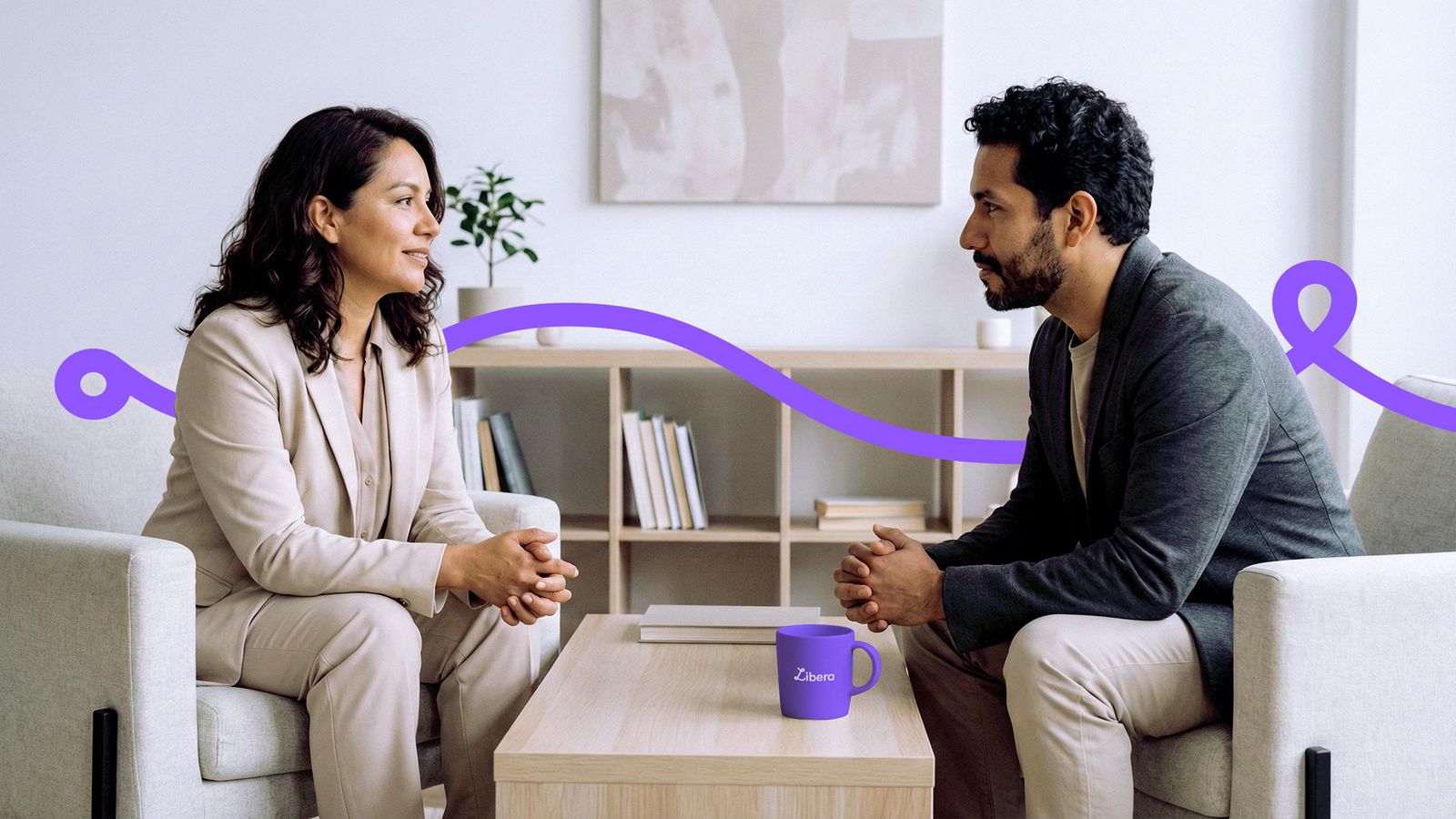 Dos personas conversando en espacio interior con elementos gráficos de marca