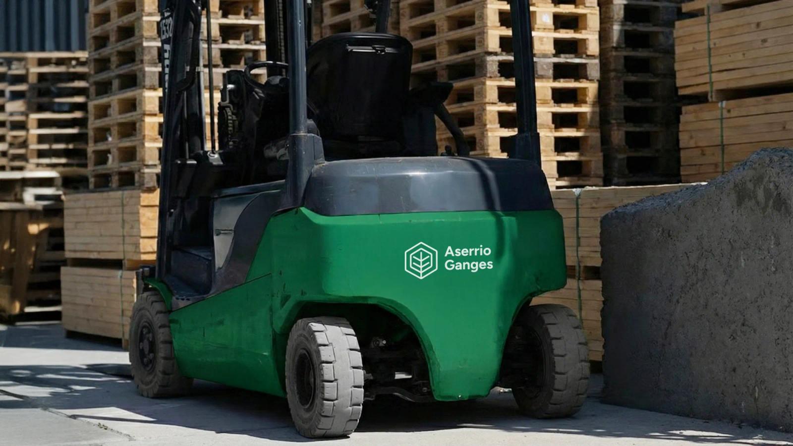Montacargas verde con pallets de madera apilados en un aserradero