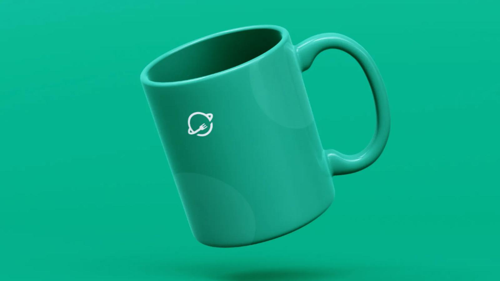 Taza promocional con logotipo de la marca sobre fondo verde