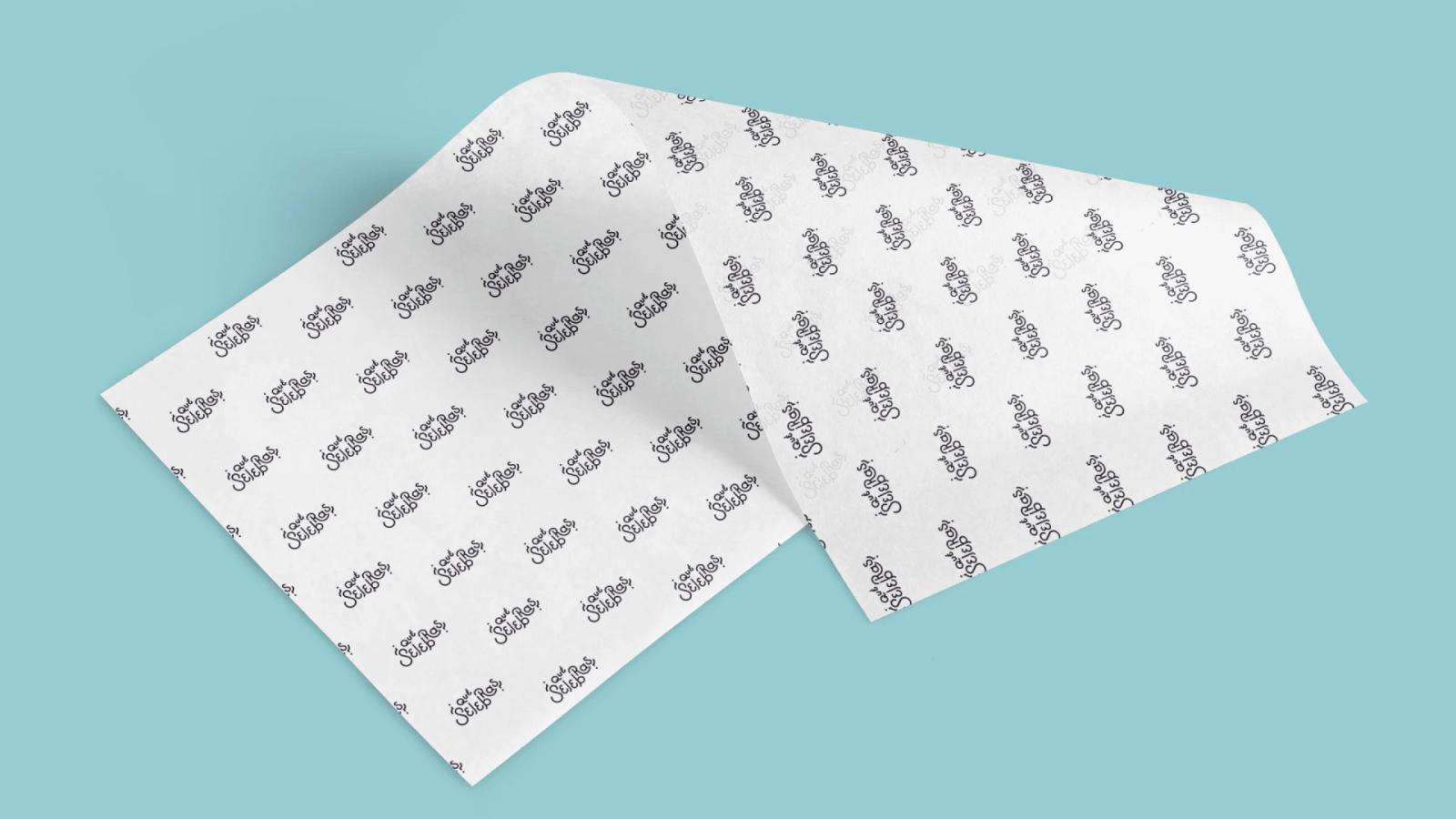 Papel manteca impreso con patrón e identidad visual de Qué Selebras