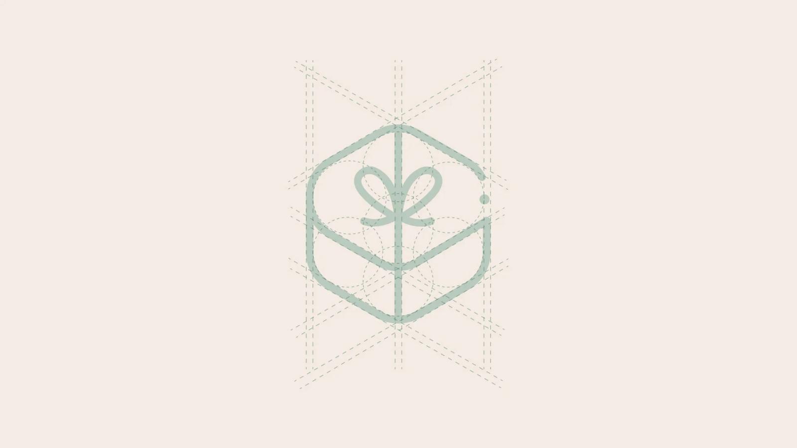 Esquema de construcción geométrica de un logotipo sobre fondo beige claro, mostrando un ícono lineal verde en forma de caja de regalo hexagonal con un lazo, superpuesto con líneas guía y círculos de proporción para su diseño