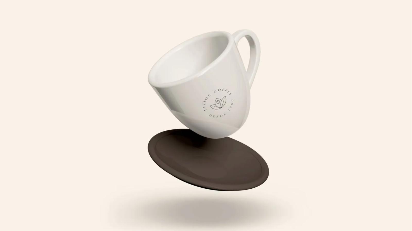 taza de café con platillo y diseño de marca