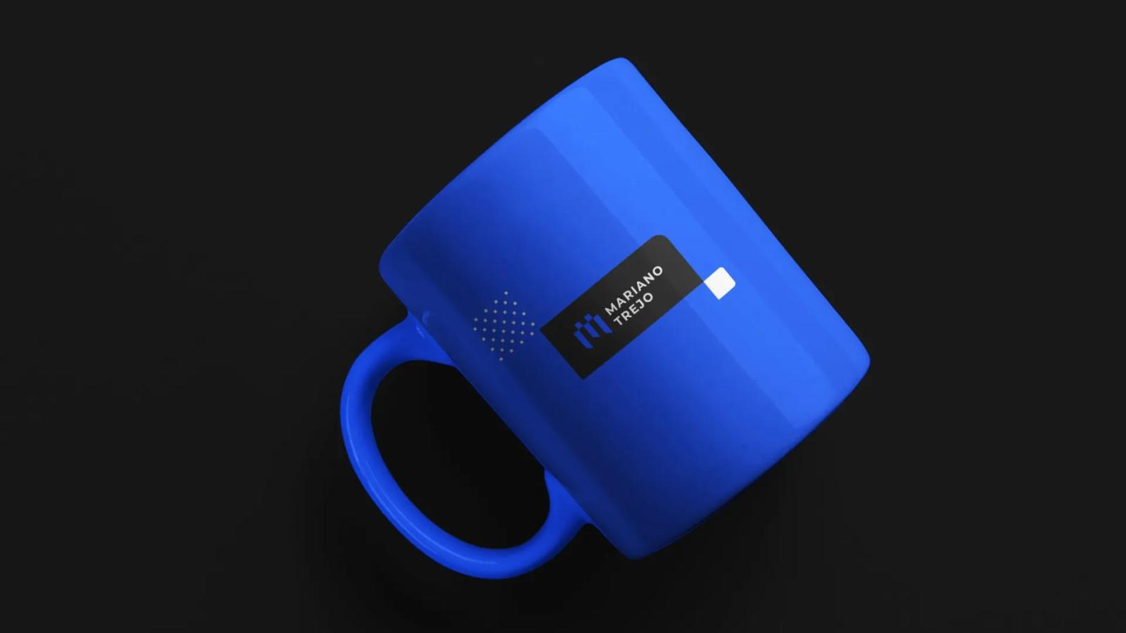 Taza promocional de color azul con logotipo de la marca