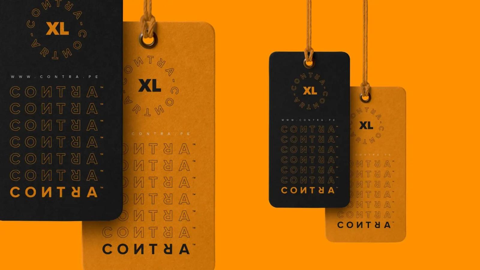 Etiquetas colgantes de marca en fondo naranja con logotipo negro