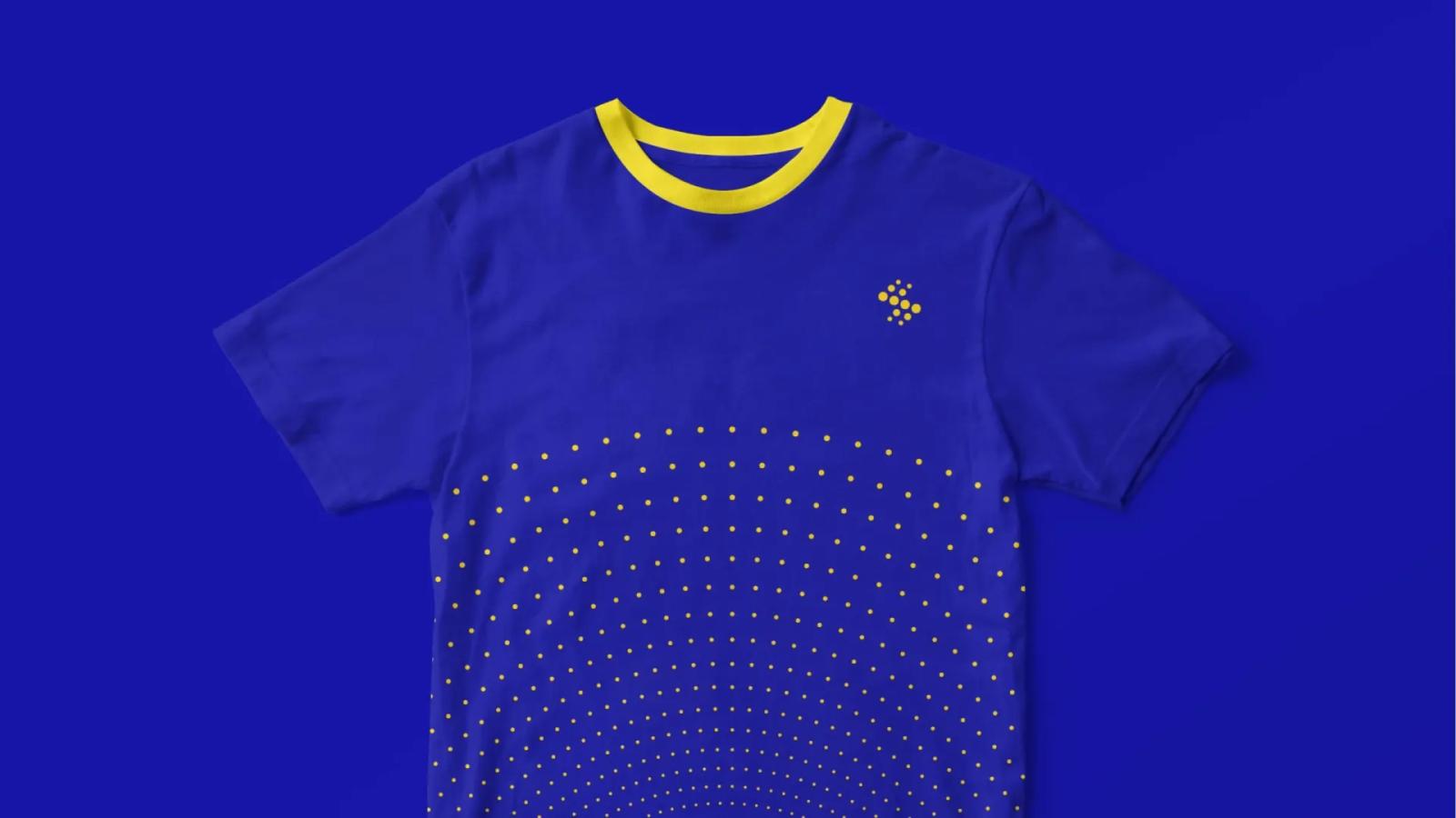 Polo corporativo azul de Scalin con el logotipo en la parte derecha arriba del pecho, en la parte del cuello hay una franja amarilla