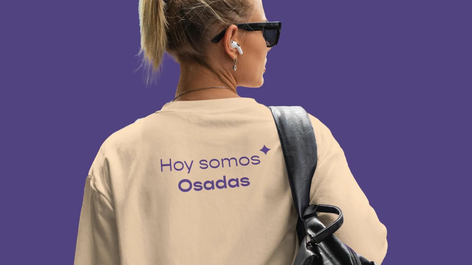 Persona usando polo de la marca vista desde la espalda