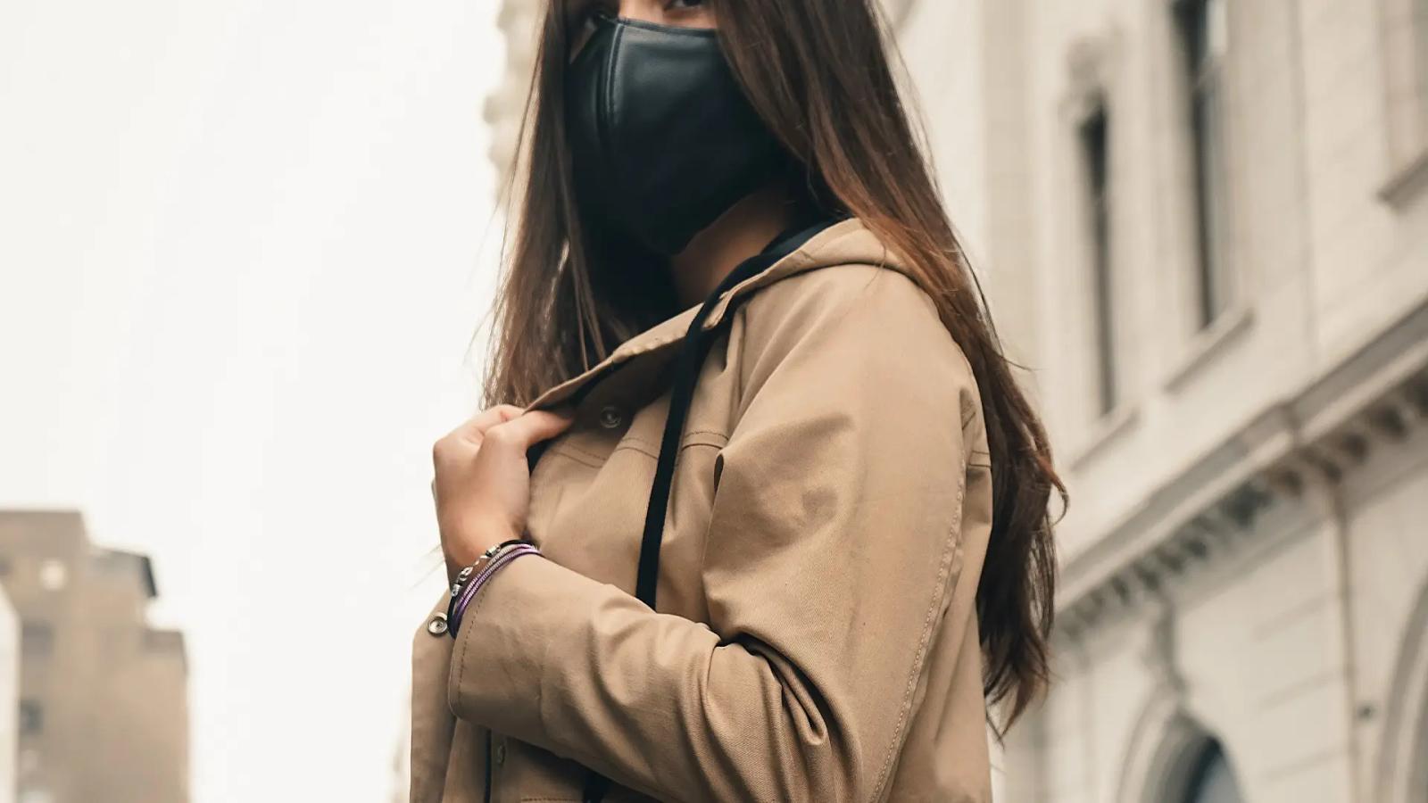 Fotografía de moda urbana con modelo de espaldas en entorno urbano