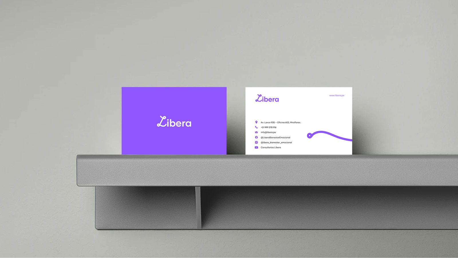 Tarjetas publicitarias de marca colocadas sobre estante minimalista