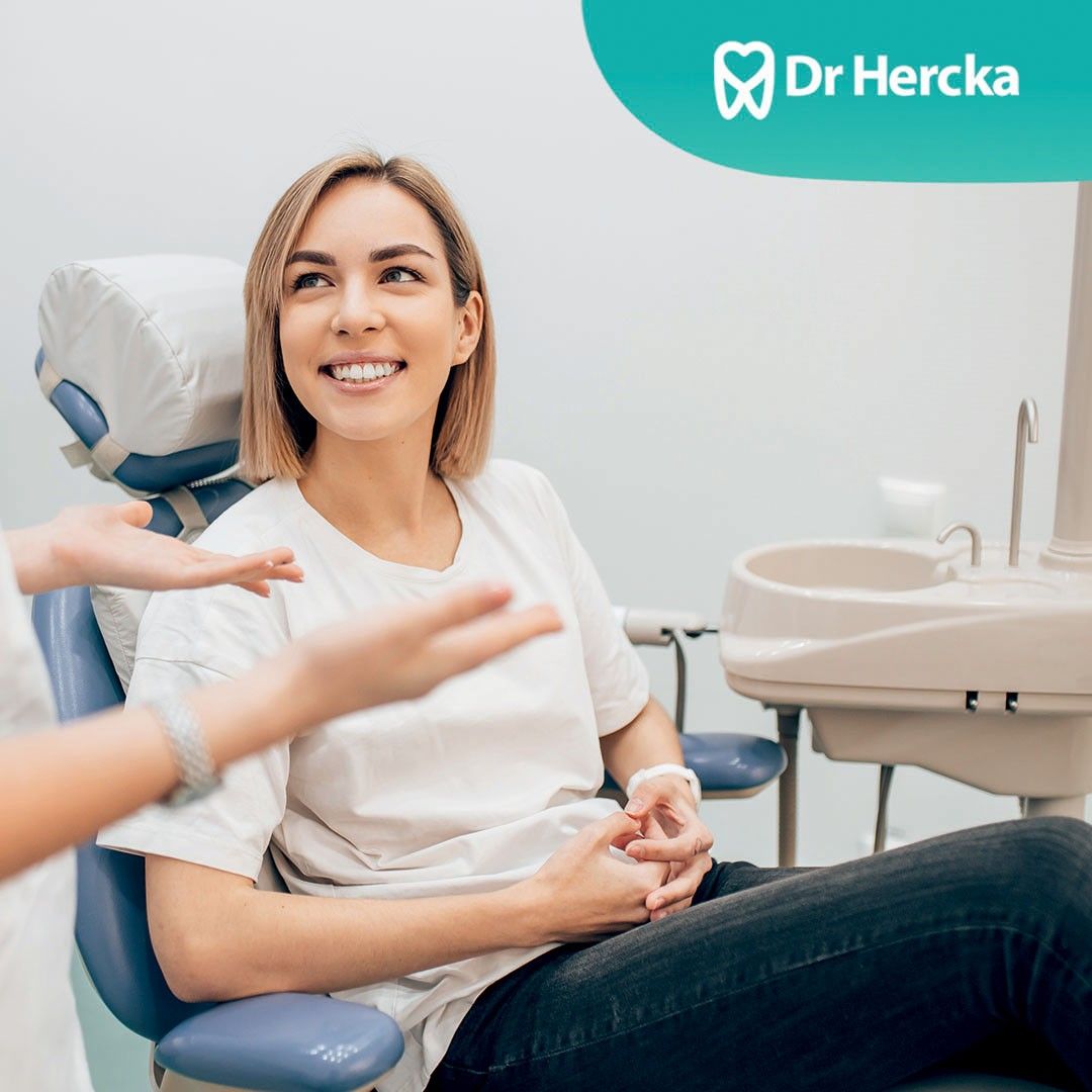 Ile kosztuje i jak przebiega wybielanie zębów u dentysty?