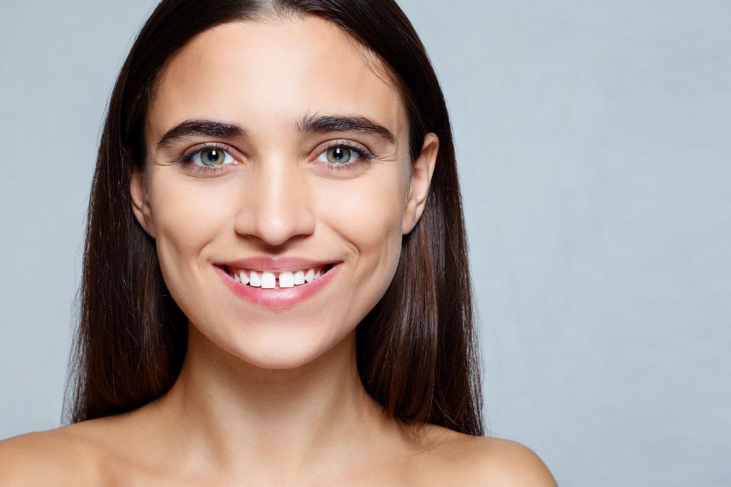 Diastema – skąd się bierze przerwa między zębami i czy trzeba ją leczyć?