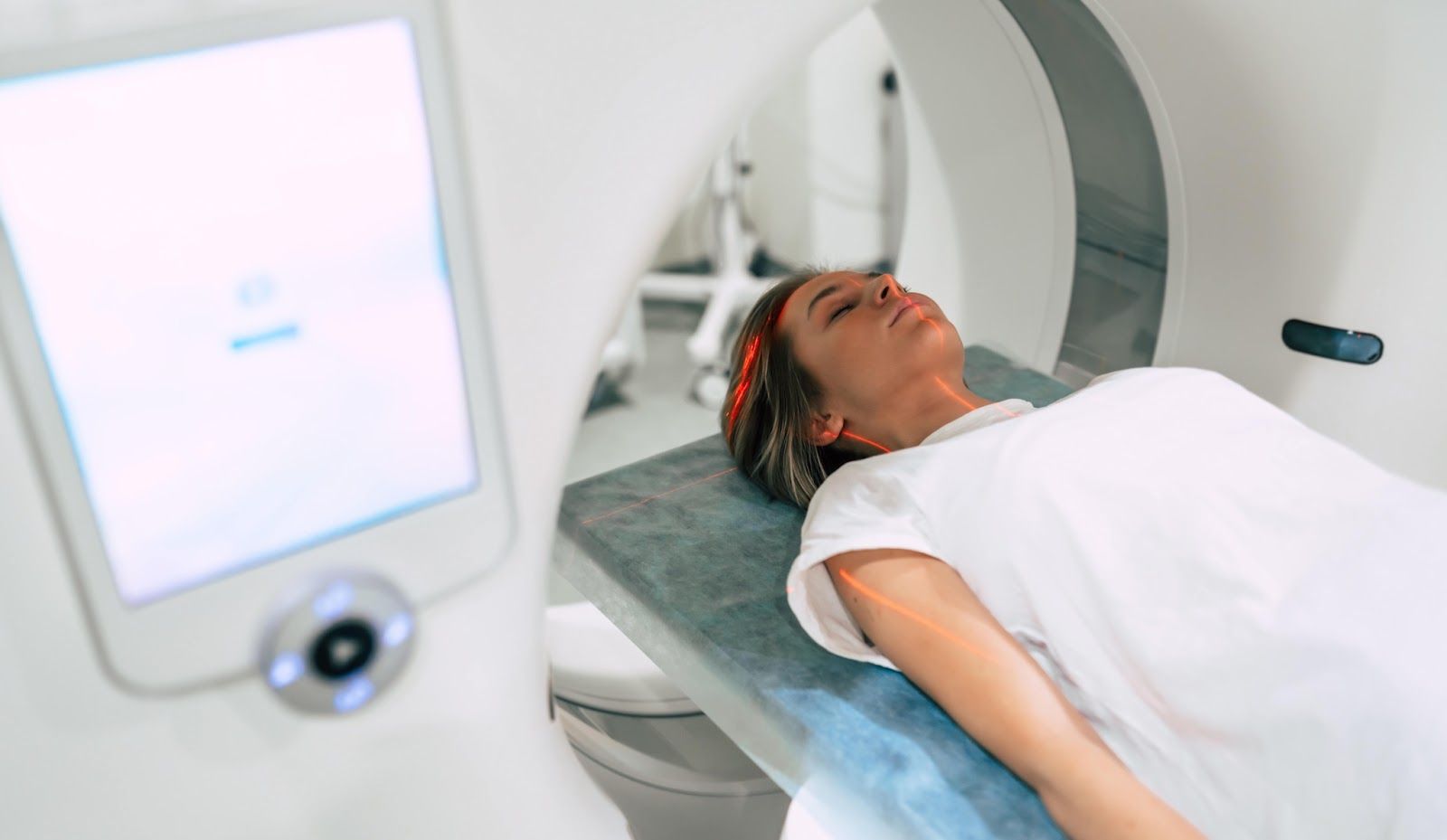 Implanty zębowe a rezonans magnetyczny (MRI) – czy to bezpieczne?