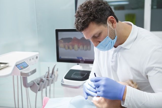 Martwy ząb czy implant — co wybrać? Porównanie kosztów, skuteczności i trwałości