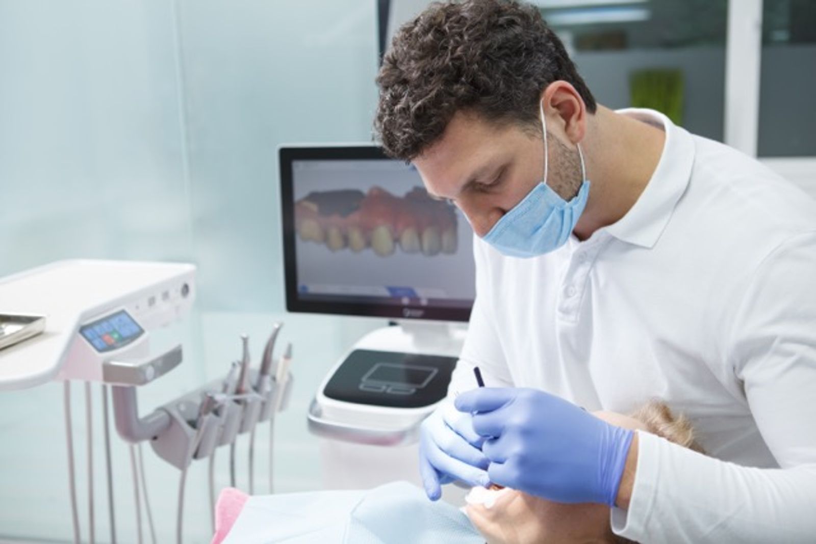 Martwy ząb czy implant — co wybrać? Porównanie kosztów, skuteczności i trwałości