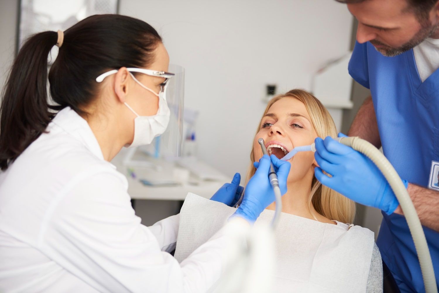 Leczenie endodontyczne – kiedy warto uratować ząb, a nie go usuwać?