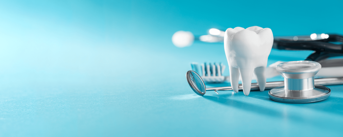 Dentysta pokazuje przebieg leczenia kanałowego u dr Herckiej