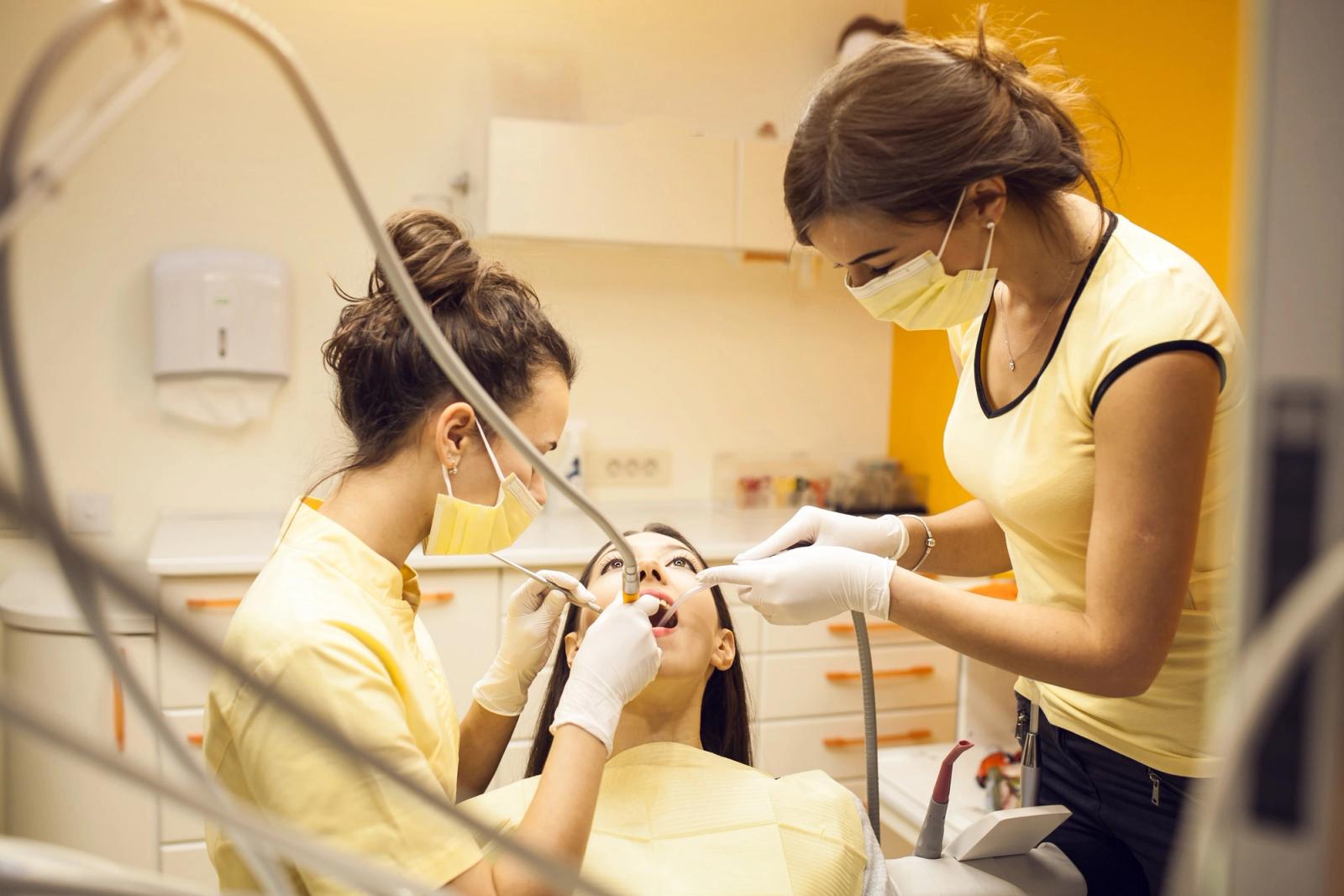 Implant u dziecka lub nastolatka – czy to bezpieczne rozwiązanie? Kiedy warto, a kiedy lepiej poczekać?