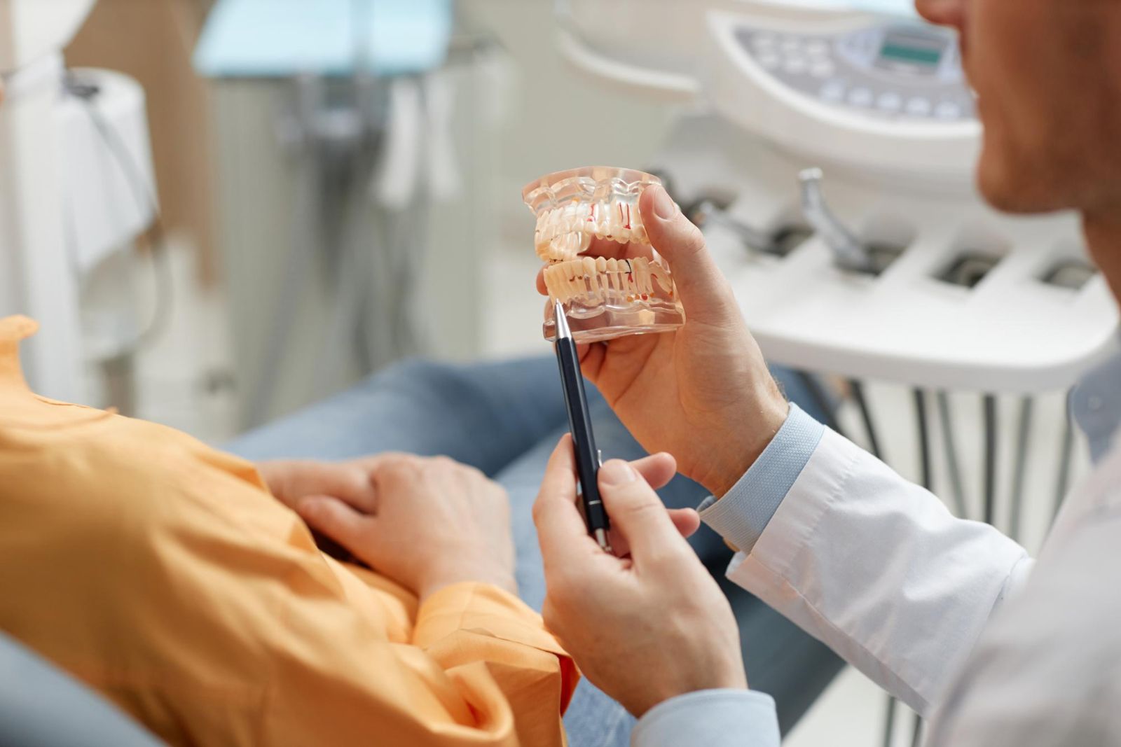 Kontrola implantu po roku, 5 i 10 latach — co dokładnie sprawdza lekarz