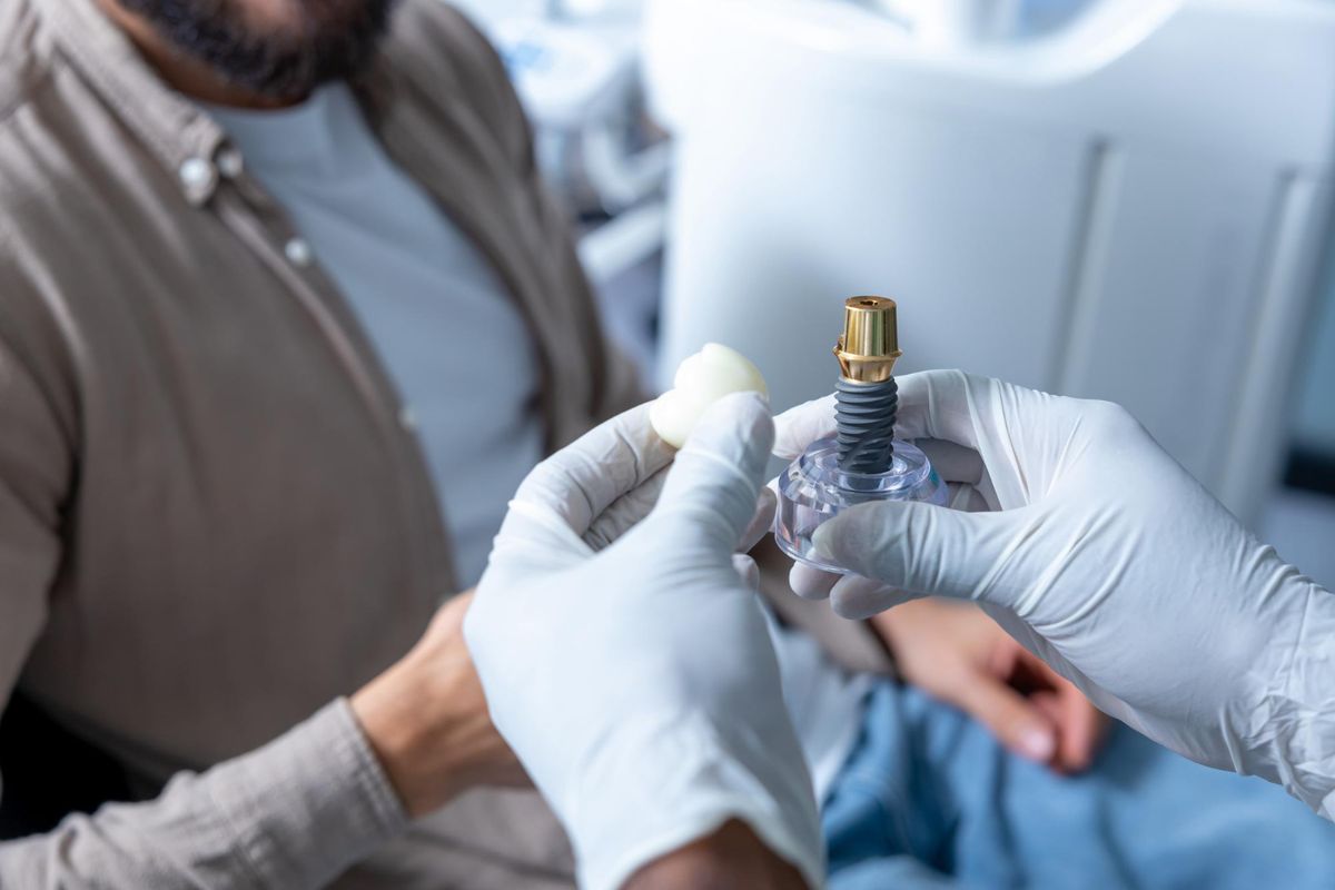 Implant zębowy z koroną protetyczną prezentowany podczas konsultacji