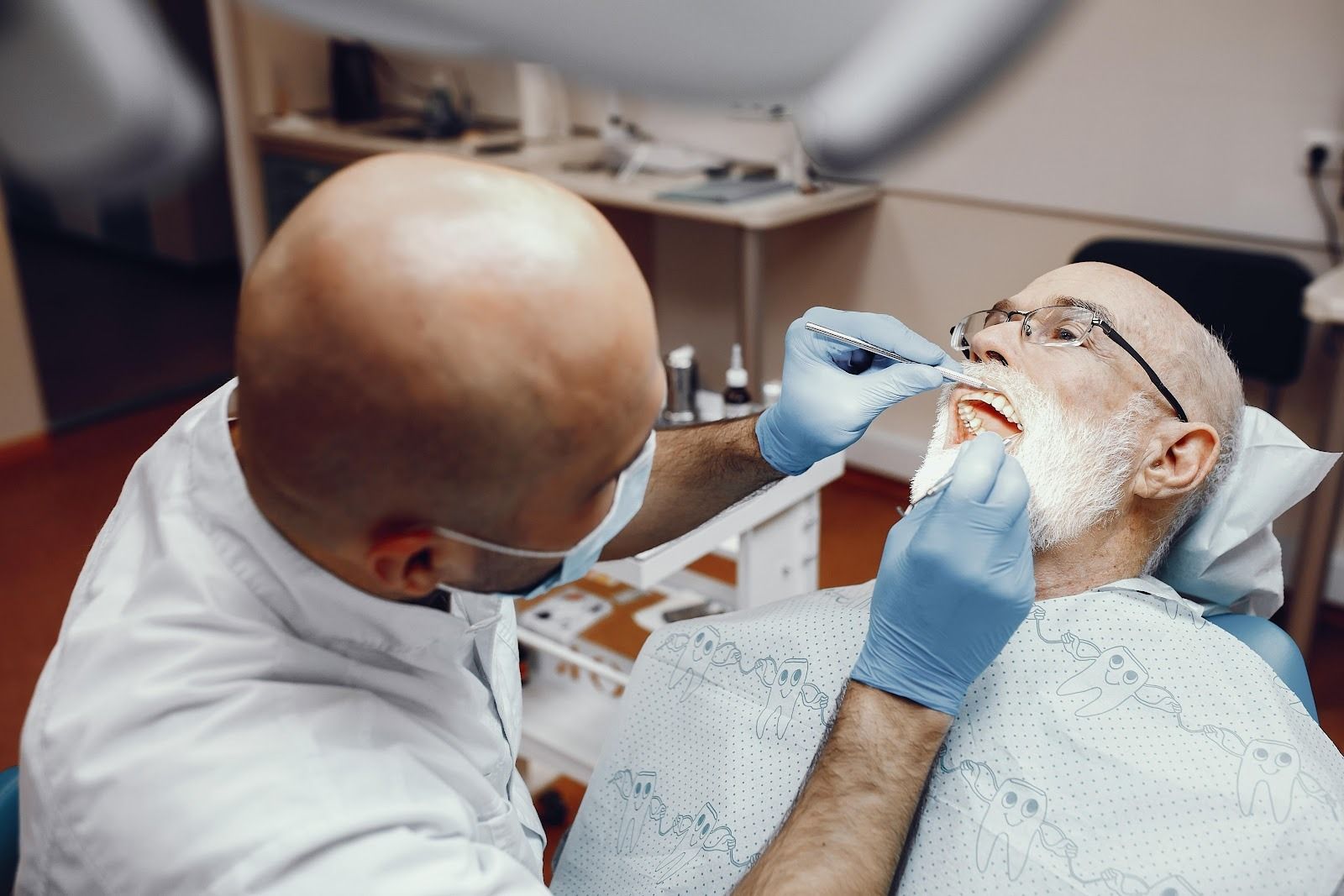 Implant cyrkonowy czy tytanowy – porównanie trwałości, estetyki i bezpieczeństwa