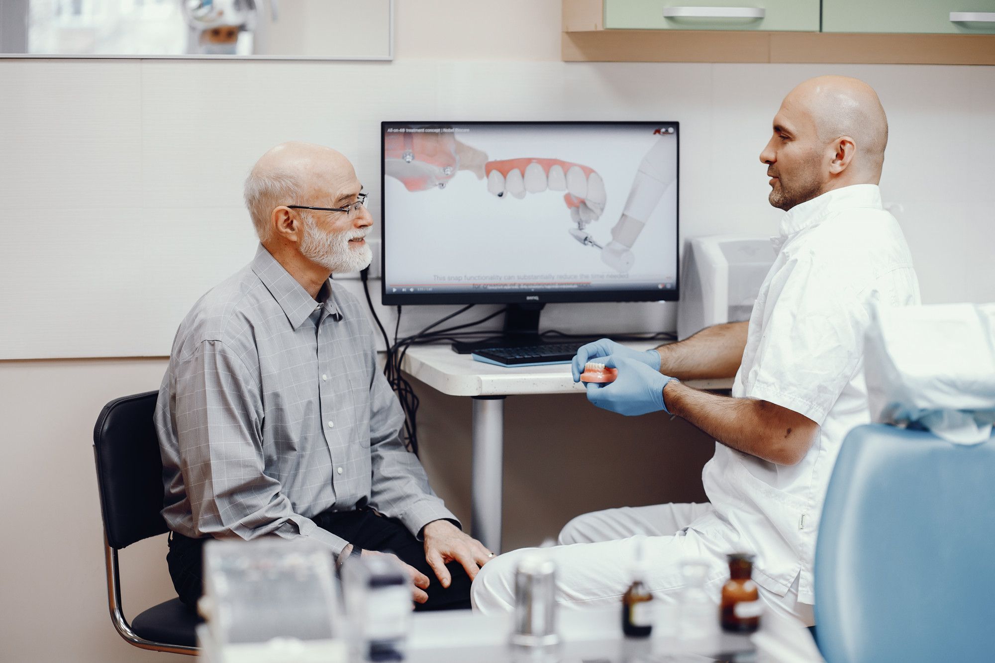 Implant natychmiastowy – wszczepianie w dniu usunięcia zęba (All-on-6)