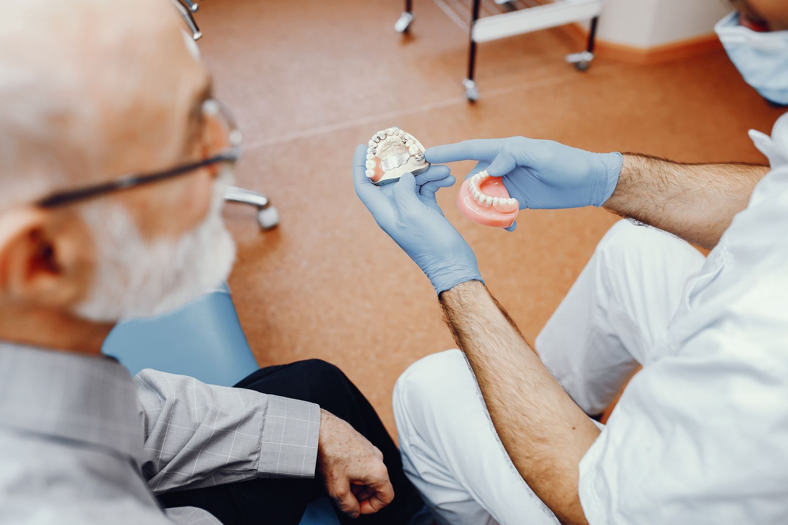 Most na implantach vs implanty pojedyncze – kiedy warto wybrać most?