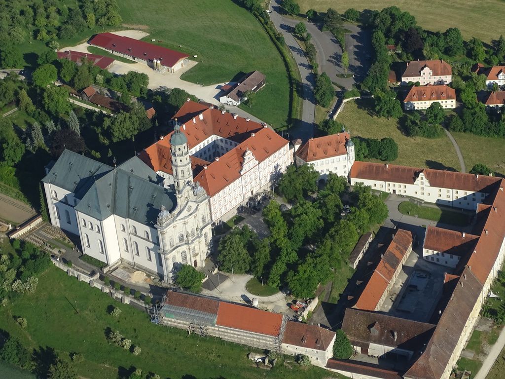 Das Kloster Neresheim von oben.