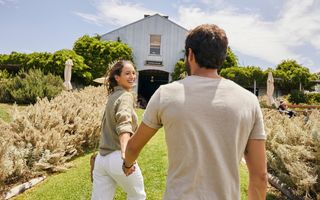 Couple sightseeing in Mudgee