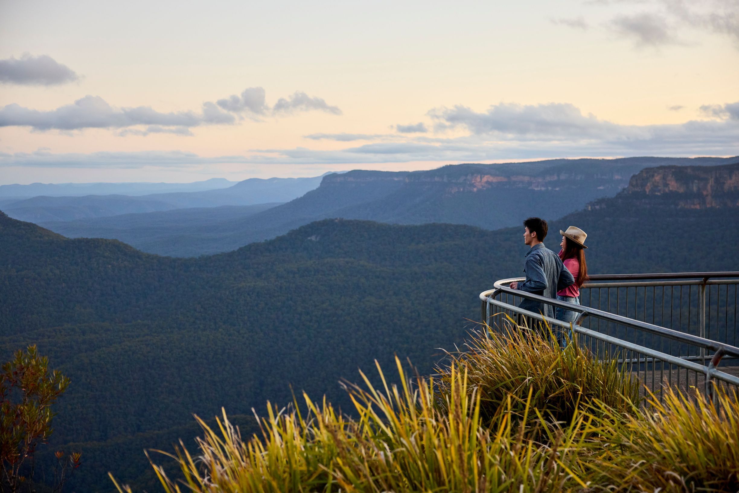 Couple visits Echo Point and The Three Sisters in Katoomba