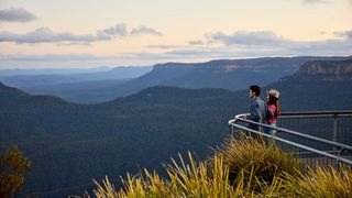 Couple visits Echo Point and The Three Sisters in Katoomba