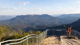 Couple visits Echo Point and The Three Sisters in Katoomba