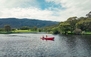 People canoeing on Lake Crackenback