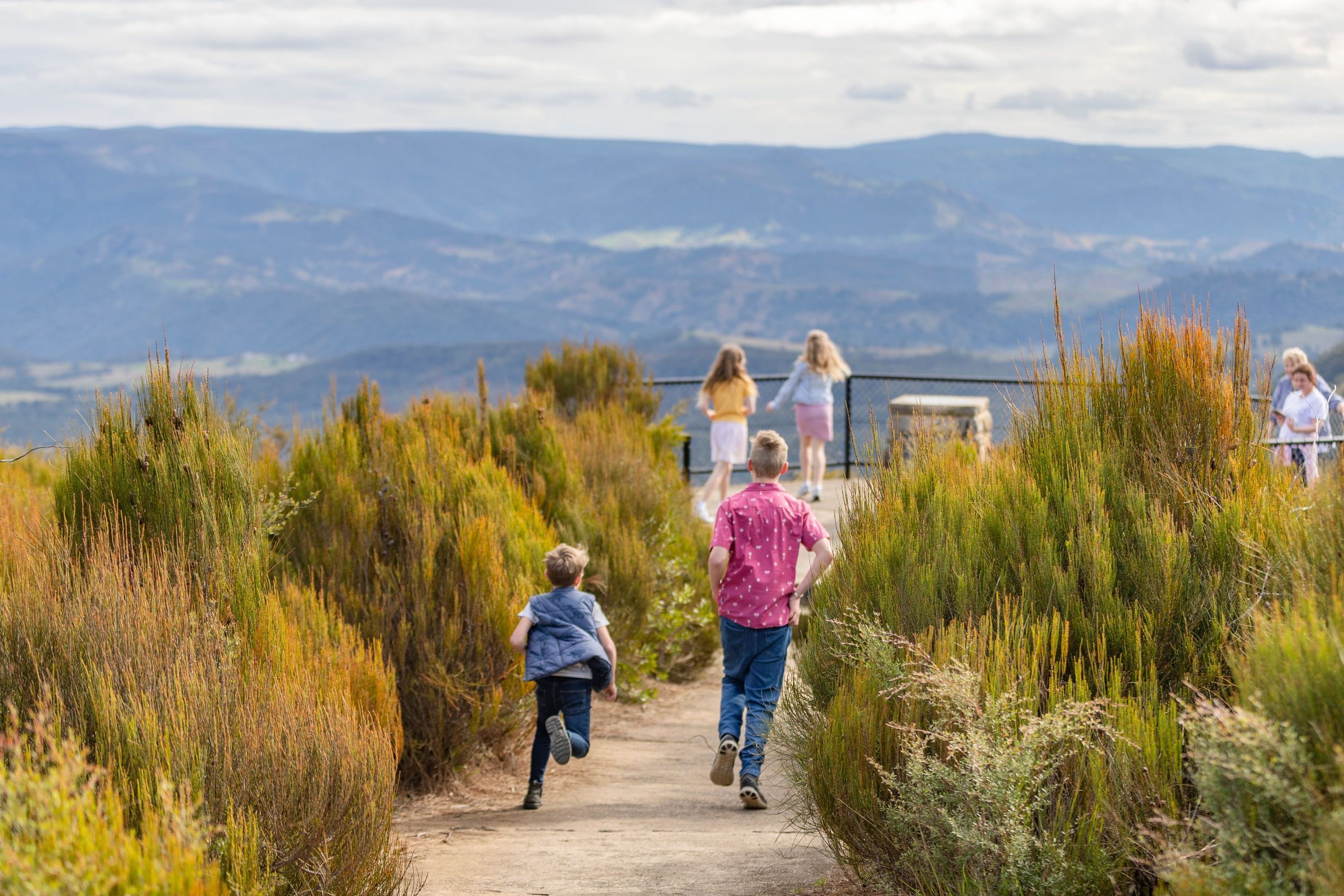 Family enjoys the Blue Mountains Explorer Bus, Katoomba