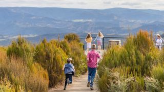 Family enjoys the Blue Mountains Explorer Bus, Katoomba