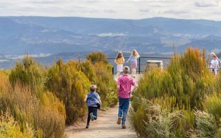 Family enjoys the Blue Mountains Explorer Bus, Katoomba