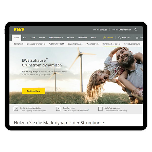 Tabletansicht der Webseite von EWE mit einem Angebot für "EWE Zuhause+ Grünstrom dynamisch". Ein gelber Button mit der Aufschrift "Zur Bestellung" befindet sich links im Vordergrund. Darunter sind Informationen wie mögliche Kosteneinsparungen, 100 % Ökostrom und volle Transparenz aufgeführt.