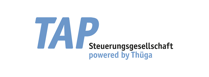 Logo der "TAP Steuerungsgesellschaft" mit einem großen blauen Schriftzug "TAP" und dem schwarzen Text "Steuerungsgesellschaft" darunter. Darunter steht in hellblauer Schrift "powered by Thüga".