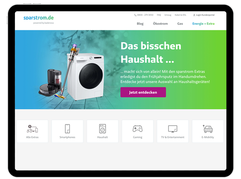 Tabletansicht der Webseite von sparstrom.de mit einem Angebot für Extras zur Bestellung. Zu sehen sind eine Waschmaschine und ein Saugroboter. In der Mitte befindet sich ein lila Button mit der Aufschrift "Jetzt entdecken". Zur Auswahl stehen am unteren Bildschirmrand verschiedene Produktkategorien wie Smartphones, Haushalt, Gaming, TV & Entertainment und E-Mobilität.