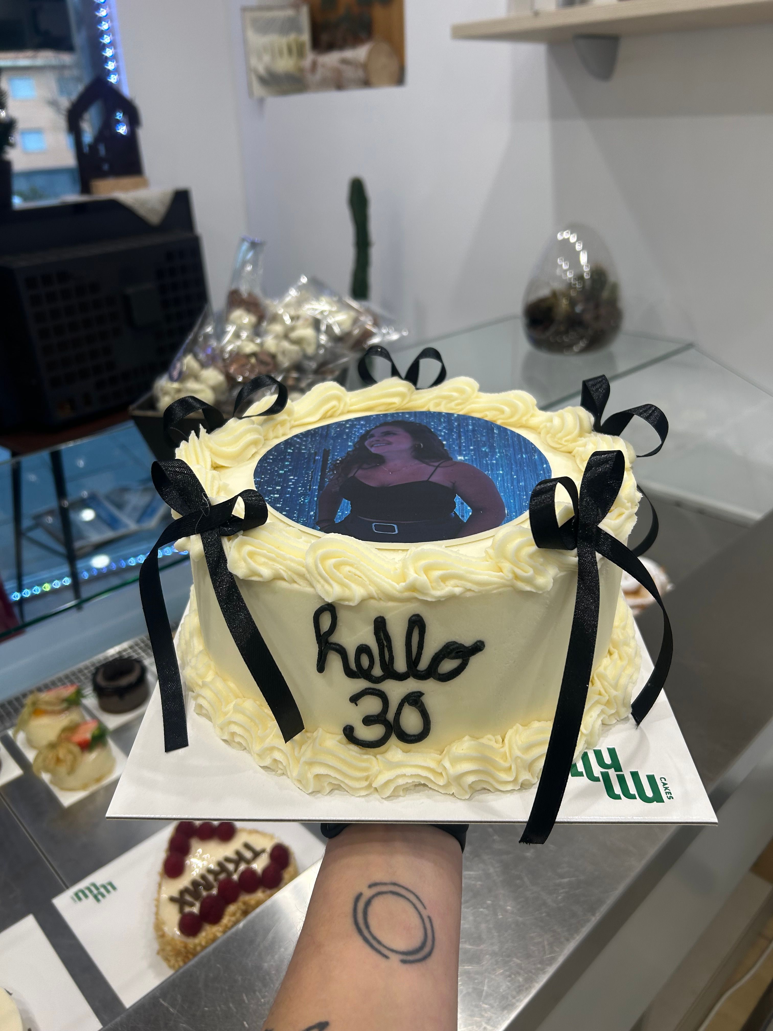 Pastel 30 años personalizado foto impresa lazos negros pastel blanco