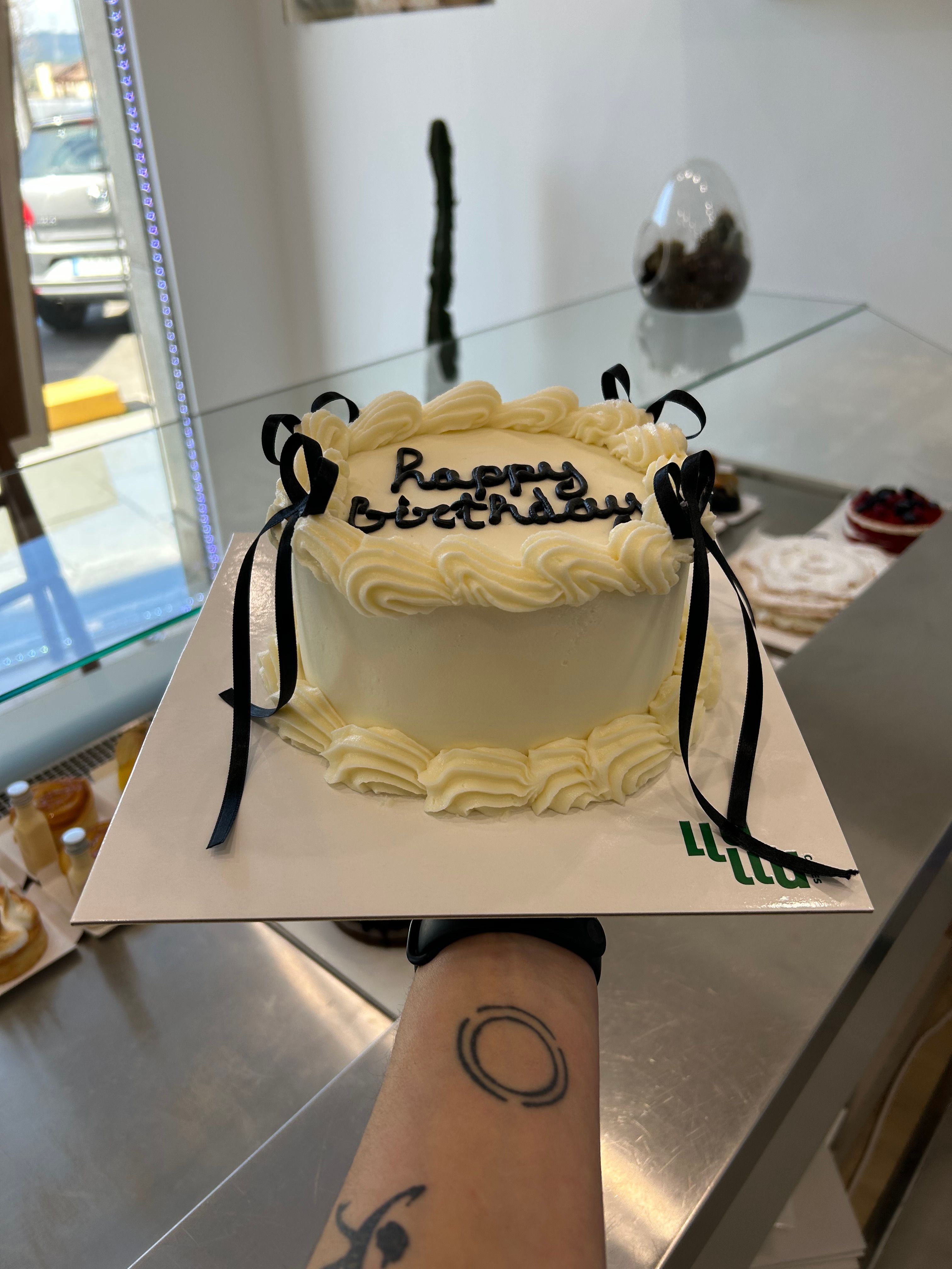 Pastel blnco lazos negros