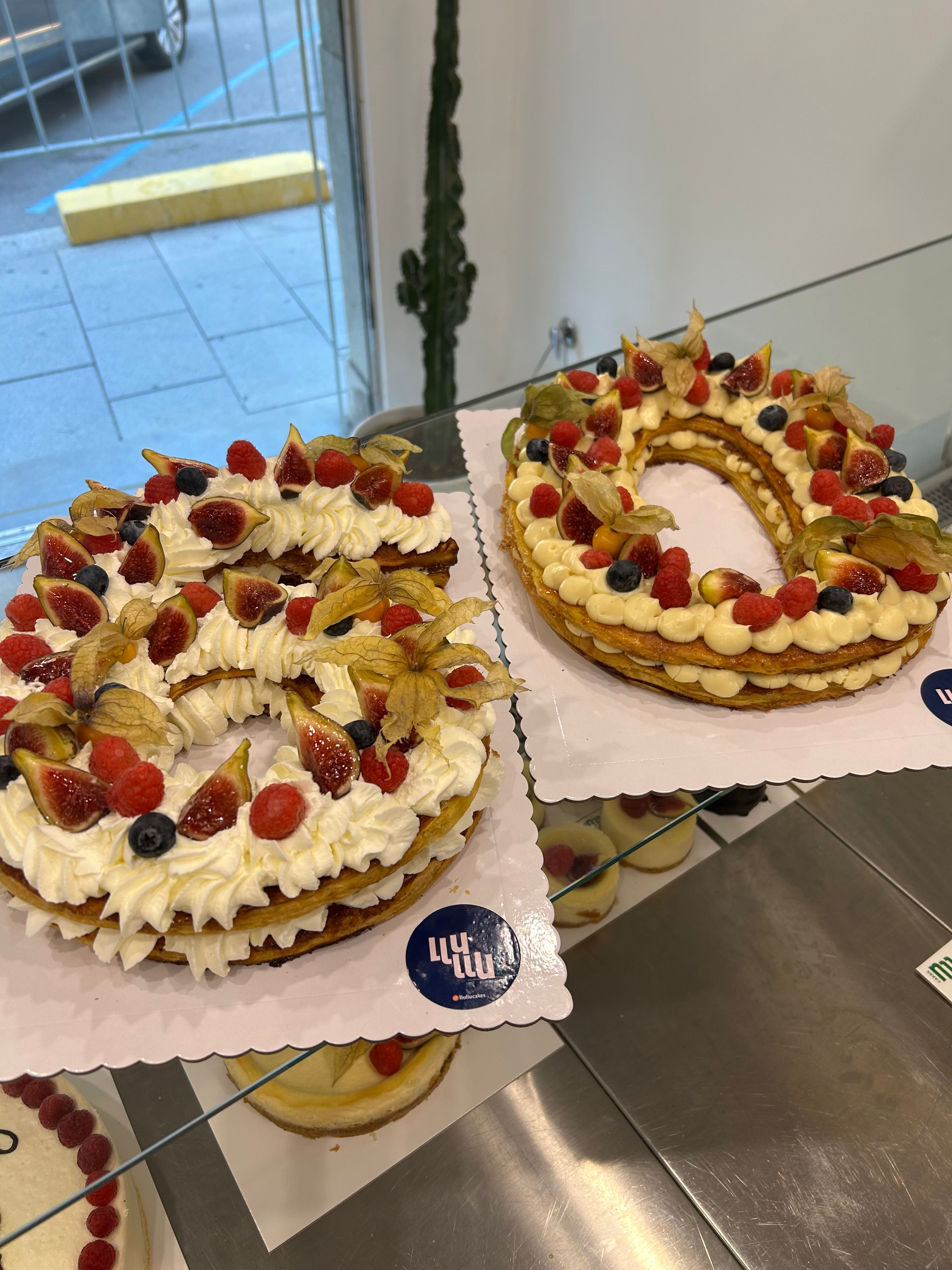 Pastel mil hojas nata crema fresa frutos rojos